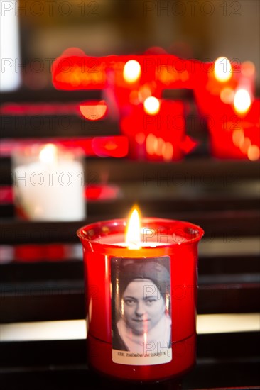 Basilique Sainte-Thérèse de Lisieux, veilleuses votives à l'effigie de la sainte