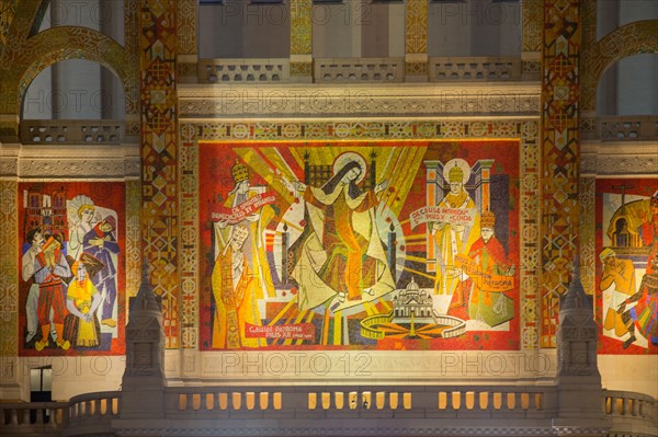 Basilique Sainte-Thérèse de Lisieux, vue intérieure