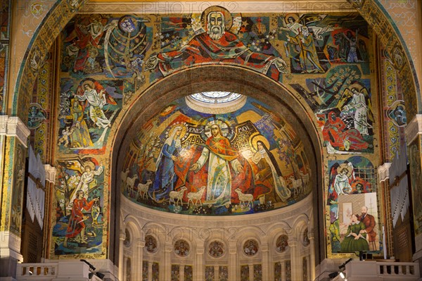 Basilique Sainte-Thérèse de Lisieux, vue intérieure