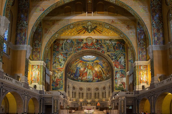 Basilique Sainte-Thérèse de Lisieux, vue intérieure