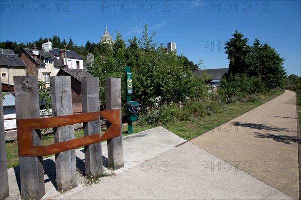 Lisieux, chemin piétonnier longeant la rivière