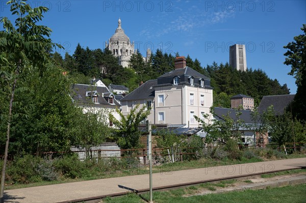 Lisieux, chemin piétonnier longeant la rivière