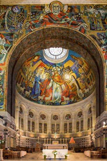 Basilique Sainte-Thérèse de Lisieux, vue intérieure