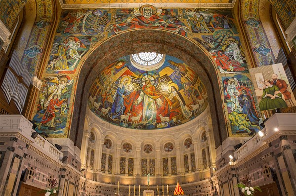 Basilique Sainte-Thérèse de Lisieux, vue intérieure