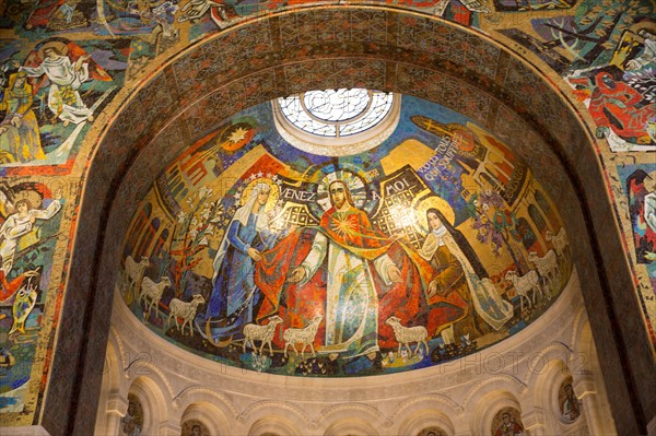 Basilique Sainte-Thérèse de Lisieux, vue intérieure