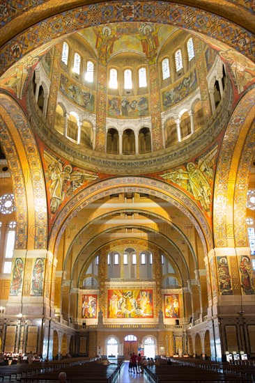 Basilique Sainte-Thérèse de Lisieux, vue intérieure