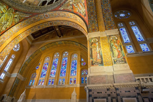 Basilique Sainte-Thérèse de Lisieux, vue intérieure