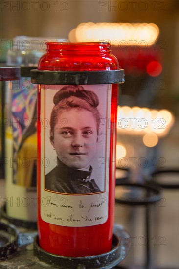 Basilique Sainte-Thérèse de Lisieux, veilleuses votives à l'effigie de la sainte