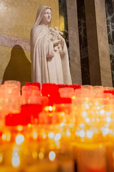 Basilique Sainte-Thérèse de Lisieux, veilleuses votives à l'effigie de la sainte