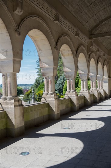 Basilique Sainte-Thérèse de Lisieux, galerie extérieure