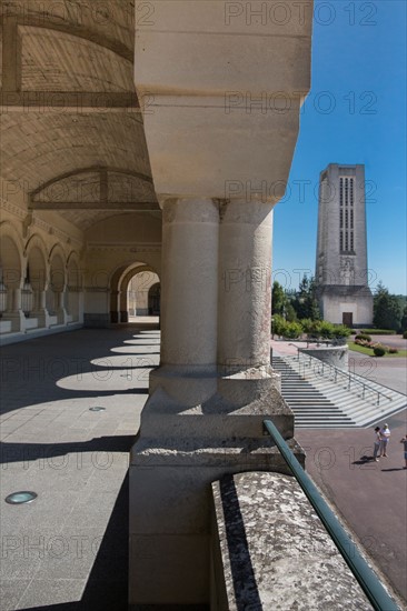 Basilique Sainte-Thérèse de Lisieux, galerie extérieure