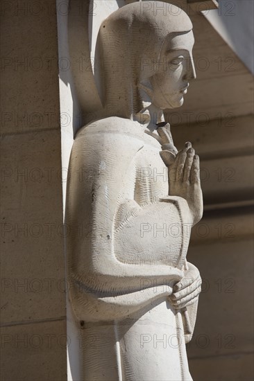 Basilique Sainte-Thérèse de Lisieux, statue du portail principal