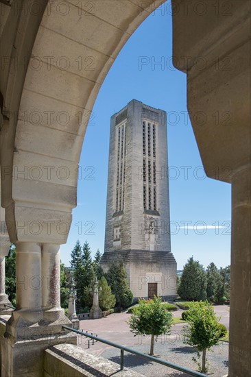 Basilique Sainte-Thérèse de Lisieux, galerie extérieure, vue sur le campanile