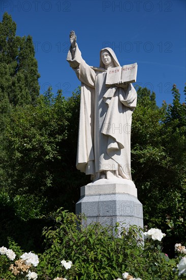 Lisieux, statue de sainte Thérèse à l'entrée de la basilique