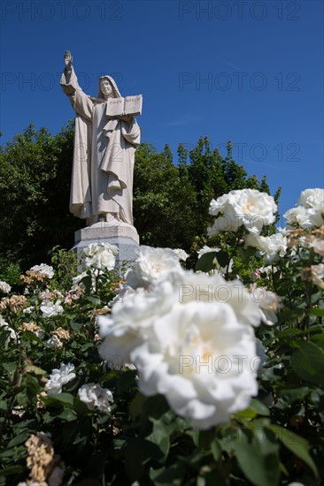 Lisieux, statue de sainte Thérèse à l'entrée de la basilique