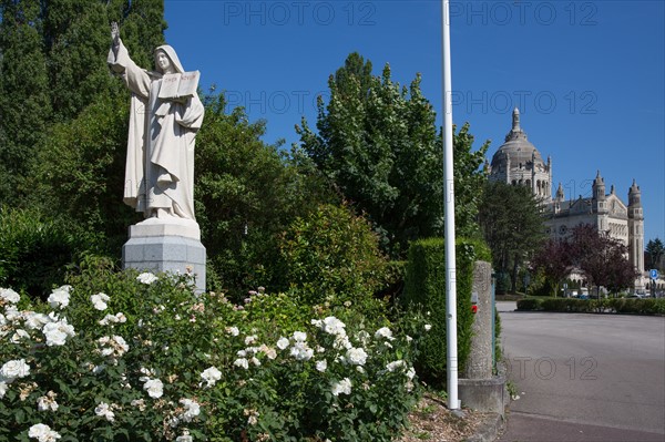 Lisieux, statue de sainte Thérèse à l'entrée de la basilique