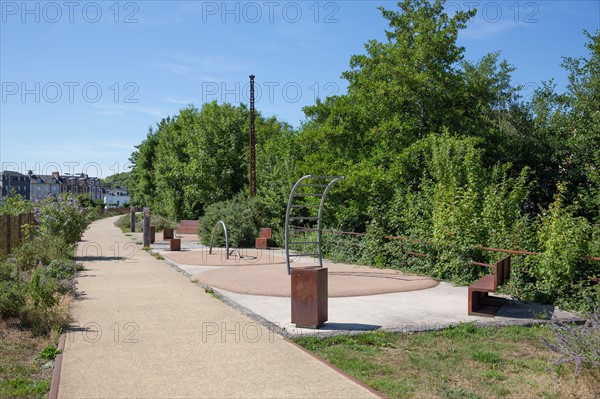 Lisieux, chemin piétonnier longeant la rivière