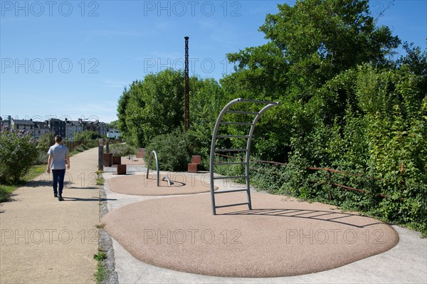 Lisieux, chemin piétonnier longeant la rivière