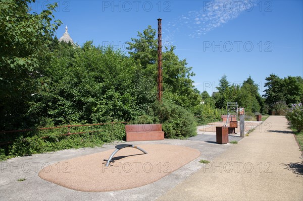 Lisieux, chemin piétonnier longeant la rivière