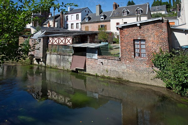 Lisieux, chemin piétonnier longeant la rivière