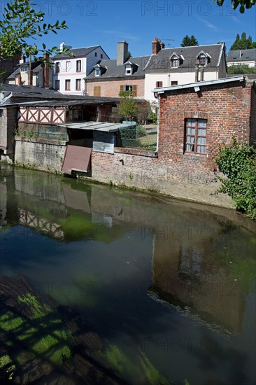 Lisieux, chemin piétonnier longeant la rivière