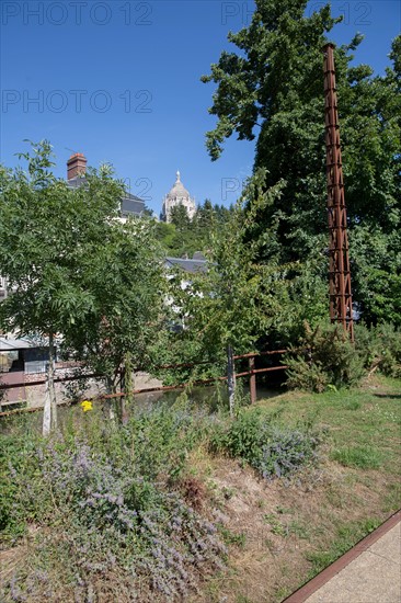 Lisieux, chemin piétonnier longeant la rivière