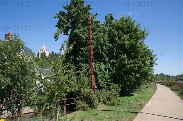 Lisieux, chemin piétonnier longeant la rivière