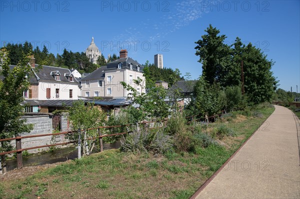 Lisieux, chemin piétonnier longeant la rivière