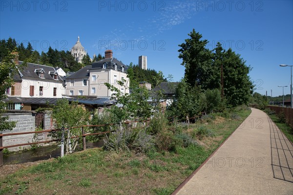 Lisieux, chemin piétonnier longeant la rivière