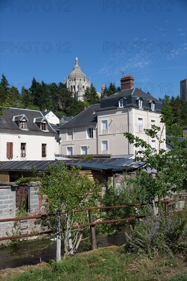 Lisieux, chemin piétonnier longeant la rivière