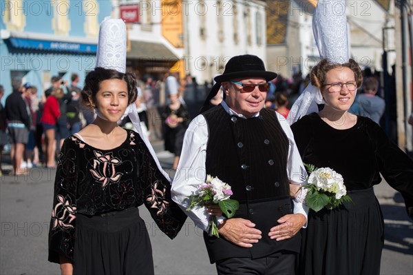 Défilé folklorique à Saint-Guénolé, Finistère Sud