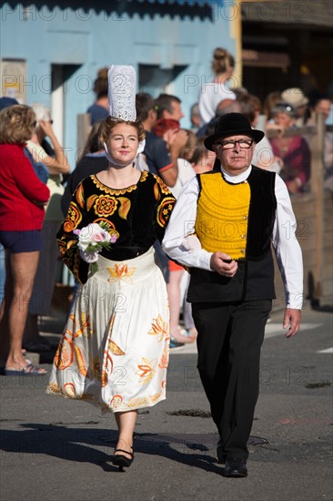 Défilé folklorique à Saint-Guénolé, Finistère Sud