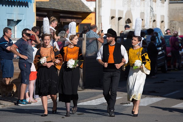 Défilé folklorique à Saint-Guénolé, Finistère Sud