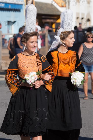 Défilé folklorique à Saint-Guénolé, Finistère Sud