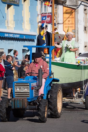 Défilé folklorique à Saint-Guénolé, Finistère Sud