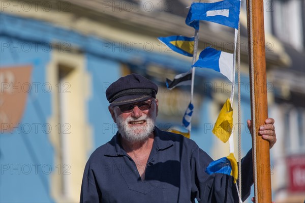 Défilé folklorique à Saint-Guénolé, Finistère Sud