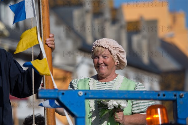 Défilé folklorique à Saint-Guénolé, Finistère Sud