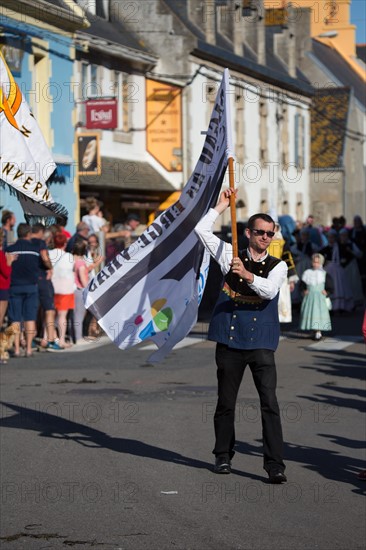 Défilé folklorique à Saint-Guénolé, Finistère Sud