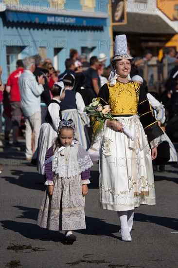 Défilé folklorique à Saint-Guénolé, Finistère Sud