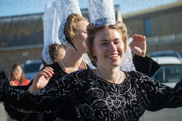 Défilé folklorique à Saint-Guénolé, Finistère Sud