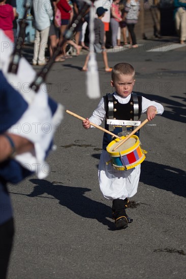 Défilé folklorique à Saint-Guénolé, Finistère Sud