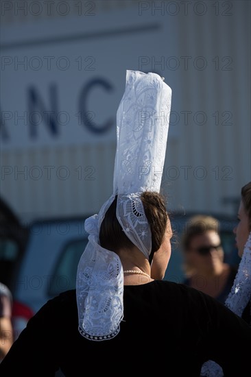 Défilé folklorique à Saint-Guénolé, Finistère Sud