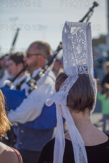 Défilé folklorique à Saint-Guénolé, Finistère Sud