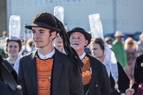 Défilé folklorique à Saint-Guénolé, Finistère Sud