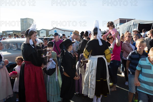 Défilé folklorique à Saint-Guénolé, Finistère Sud