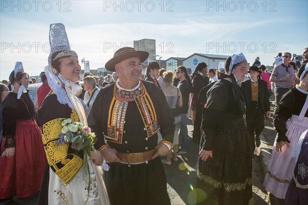 Défilé folklorique à Saint-Guénolé, Finistère Sud