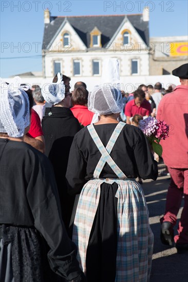 Défilé folklorique à Saint-Guénolé, Finistère Sud