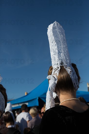 Défilé folklorique à Saint-Guénolé, Finistère Sud