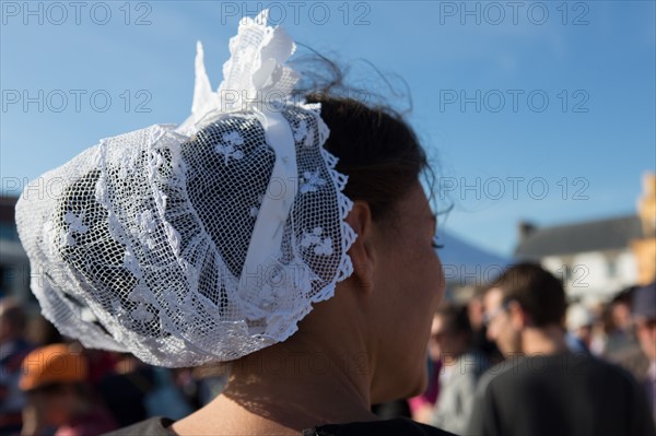 Défilé folklorique à Saint-Guénolé, Finistère Sud