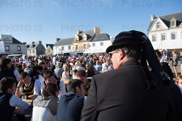 Défilé folklorique à Saint-Guénolé, Finistère Sud